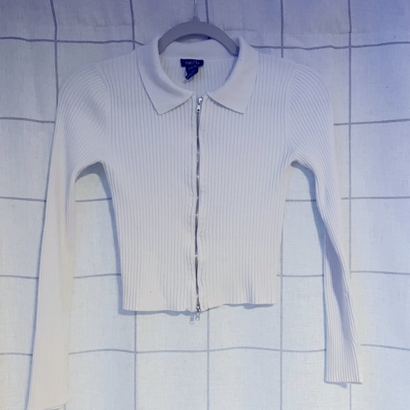 Zip up, collared sweater - Picture 2 of 3